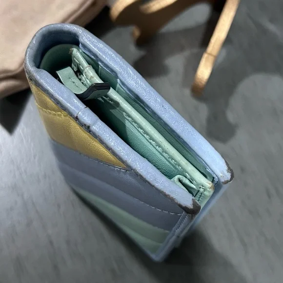 Gucci -Rare Multicolor Pastel Wallet with Silver GG Logo - Picture 6 of 11